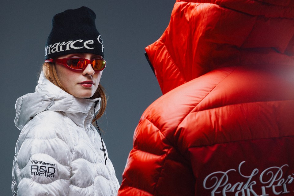 Modell i vit Peak Performance R&D dunjacka